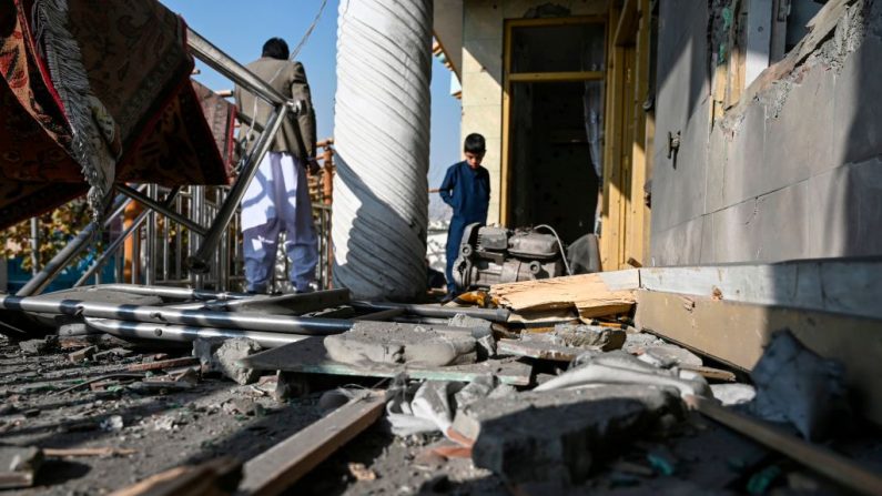 La gente inspecciona una casa dañada después de que varios cohetes cayeran en Khair Khana, al noroeste de Kabul (Afganistán), el 21 de noviembre de 2020. (Foto de WAKIL KOHSAR / AFP a través de Getty Images)