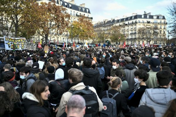 Los manifestantes se reúnen durante una protesta en la plaza de Trocadero, para protestar contra el proyecto de ley de "seguridad global" que busca limitar la filmación de policías en servicio, en París (Francia), el 21 de noviembre de 2020. (Foto por STEPHANE DE SAKUTIN / AFP a través de Getty Images)