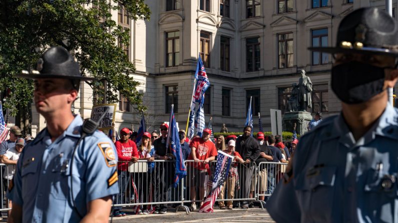 Partidarios del presidente de Estados Unidos, Donald Trump, organizan una protesta "Detengan el robo" de las elecciones fuera del edificio de la capital del estado de Georgia, el 21 de noviembre de 2020, en Atlanta, Georgia. (Megan Varner/Getty Images)