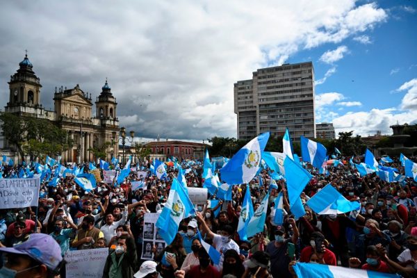 Manifestantes participan en una protesta exigiendo la renuncia del presidente guatemalteco Alejandro Giammattei, en la plaza Constitución, en la Ciudad de Guatemala (Guatemala) el 21 de noviembre de 2020. (Foto de JOHAN ORDONEZ / AFP a través de Getty Images)
