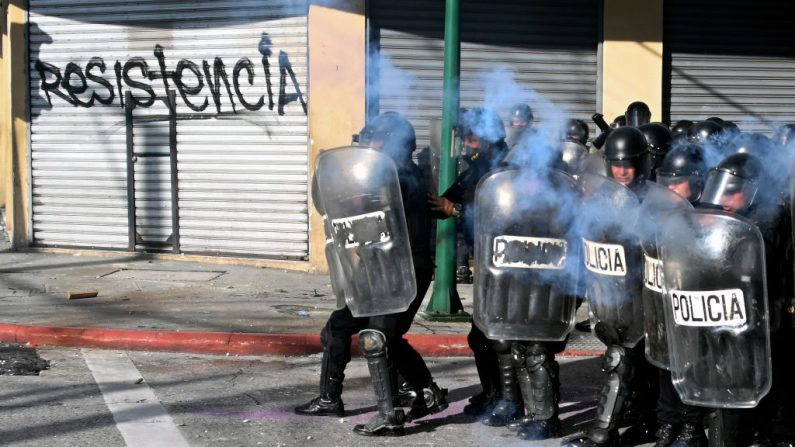 Policías antidisturbios toman posición durante una protesta exigiendo la renuncia del presidente Alejandro Giammattei, en la ciudad de Guatemala el 21 de noviembre de 2020. (JOHAN ORDONEZ/AFP vía Getty Images)