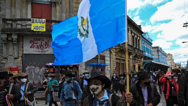 Un líder indígena sostiene una bandera guatemalteca durante una protesta en demanda de la renuncia del presidente guatemalteco Alejandro Giammattei, en la Ciudad de Guatemala (Guatemala) el 24 de noviembre de 2020. (Foto de JOHAN ORDONEZ / AFP a través de Getty Images)