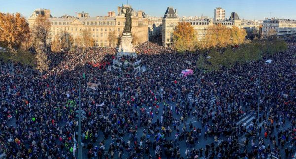 La gente se reúne en la plaza Place de La Republique en el centro de París (Francia) el 28 de noviembre de 2020 para una manifestación contra una nueva ley sobre seguridad global que el artículo 24 restringiría el intercambio de imágenes de la policía. (Foto de THOMAS COEX / AFP a través de Getty Images)