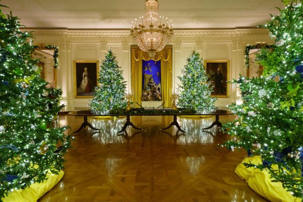 Las decoraciones navideñas se exhiben en la Sala Este de la Casa Blanca el 30 de noviembre de 2020 en Washington, DC. (Foto de Drew Angerer / Getty Images)