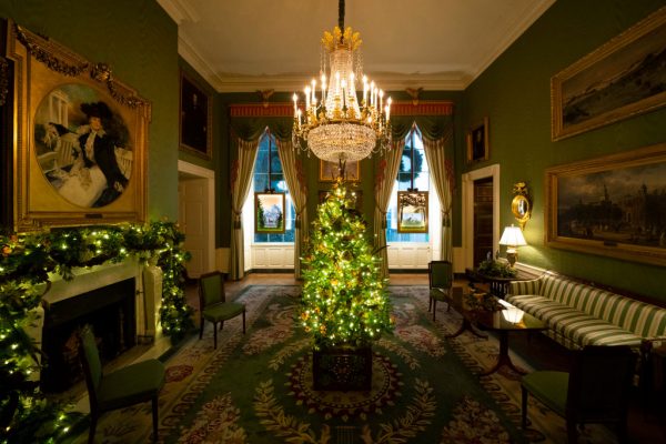 Un árbol de Navidad y decoraciones se exhiben en la Sala Verde de la Casa Blanca el 30 de noviembre de 2020 en Washington, DC. (Foto de Drew Angerer / Getty Images)