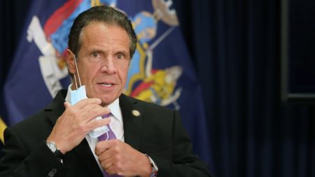 Cuomo podría prohibir servicio de comidas bajo techo en Nueva York si suben las hospitalizaciones