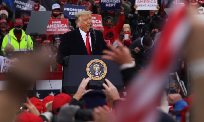 El presidente Donald Trump habla en un mitin el 31 de octubre de 2020 en Reading, Pensilvania. (Spencer Platt/Getty Images)