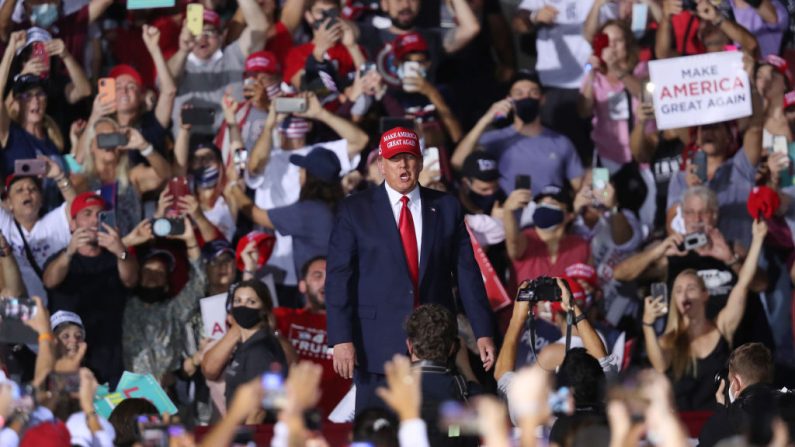 El Presidente de Estados Unidos, Donald Trump, habla durante su evento de campaña en el Aeropuerto Ejecutive de Miami-Opa Locka el 1 de noviembre de 2020 en el estado de Florida. El presidente Trump continúa su campaña electoral contra el candidato presidencial demócrata Joe Biden antes del día de las elecciones, el 3 de noviembre. (Foto de Joe Raedle/Getty Images)