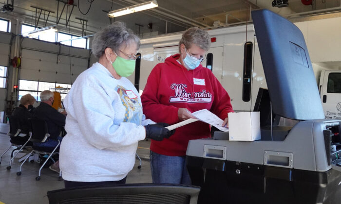Dos funcionarias cuentan boletas de voto ausente en un centro de votación ubicado en la estación de bomberos de la ciudad de Beloit (Wisconsin) el 3 de noviembre de 2020. (Scott Olson/Getty Images)