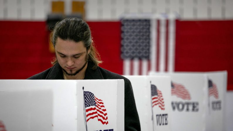 Un votante llena su boleta el 3 de noviembre de 2020 en Lansing, Michigan (EE.UU.). (Foto de John Moore / Getty Images)