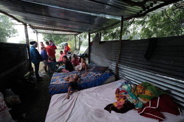 Ocho familias se refugian en un refugio improvisado en la carretera a San Pedro Sula después de que sus casas se inundaron y dañaron por los vientos y las lluvias provocadas por la tormenta tropical Eta el 4 de noviembre de 2020 en La Lima, Cortés , Honduras. (Foto de Yoseph Amaya / Getty Images)