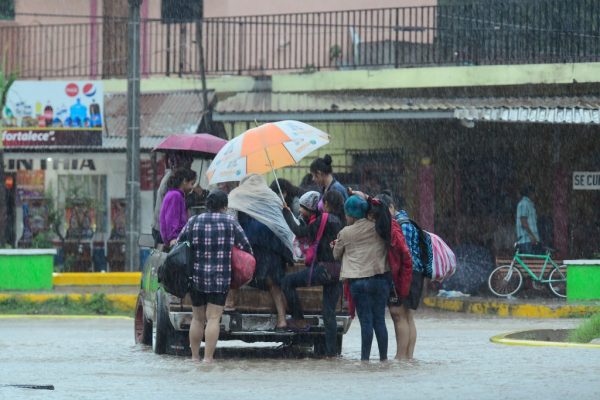La gente usa sus camionetas pick-up para ayudar a otros a refugiarse después de los vientos y las lluvias traídas por la tormenta tropical Eta el 4 de noviembre de 2020 en Yoro, Honduras. (Foto de Yoseph Amaya / Getty Images)