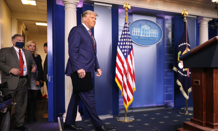 El presidente Donald Trump llega a la Sala de Prensa de la Casa Blanca el 5 de noviembre de 2020. (Chip Somodevilla/Getty Images)