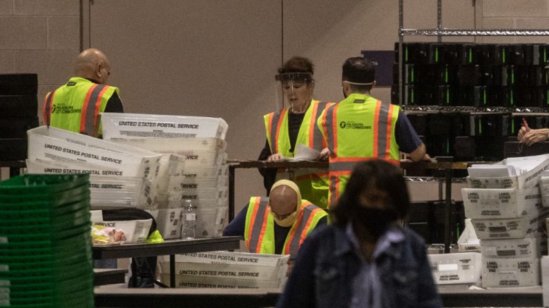Los trabajadores electorales cuentan las boletas en el Centro de Convenciones de Filadelfia el 6 de noviembre de 2020 en Filadelfia, Pensilvania. (Chris McGrath/Getty Images)