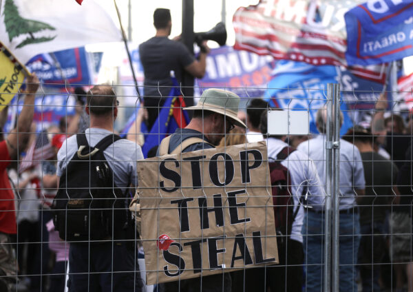 Partidarios del presidente Donald Trump se manifiestan bajo el lema "Detengan el robo" (Stop the Steal) frente a la Oficina del Departamento de Elecciones del Condado de Maricopa en Phoenix, Arizona, el 7 de noviembre de 2020. (Mario Tama/Getty Images)