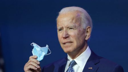 Biden dice que se vacunaría contra COVID-19 tras los exitosos ensayos de Moderna y Pfizer