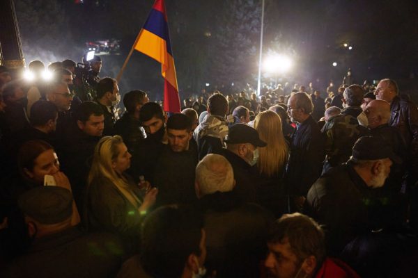 Los manifestantes se reúnen fuera del edificio del parlamento armenio después del anuncio de un acuerdo de paz en la guerra entre Armenia y Azerbaiyán el 10 de noviembre de 2020 en Ereván, Armenia. (Foto de Alex McBride / Getty Images)