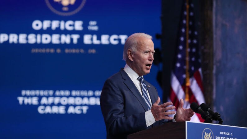 El entonces presidente electo demócrata Joe Biden se dirige a la prensa para hablar sobre la demanda de la Administración Trump para anular la Ley de Cuidado de Salud a Bajo Precio, el 10 de noviembre de 2020 en el Teatro Queen en Wilmington, Delaware. (Joe Raedle/Getty Images)