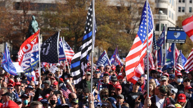 La gente participa en la “Million MAGA March” desde Freedom Plaza hasta la Corte Suprema en Washington, el 14 de noviembre de 2020. (Tasos Katopodis/Getty Images)