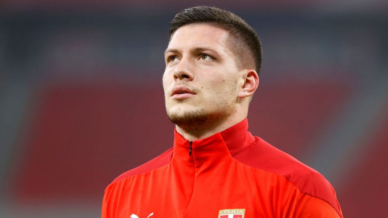 Luka Jovic de Serbia observa durante su calentamiento previo al partido de la fase de grupos de la Liga de Naciones de la UEFA entre Hungría y Serbia en Puskas Arena el 15 de noviembre de 2020 en Budapest, Hungría. (Foto de Laszlo Szirtesi / Getty Images)