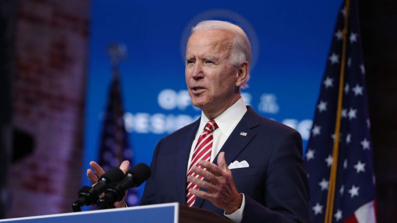 El candidato presidencial Joe Biden, pronuncia un discurso sobre la economía de Estados Unidos durante una sesión informativa para la prensa en el Teatro Queen el 16 de noviembre de 2020 en Wilmington, Delaware. (Joe Raedle/Getty Images)