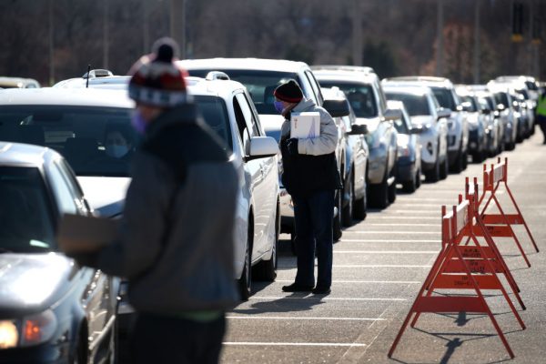 Los residentes se alinean en sus autos en un centro de pruebas de COVID-19 en los terrenos de Miller Park el 17 de noviembre de 2020 en Milwaukee, Wisconsin (EE.UU.). (Foto de Scott Olson / Getty Images)