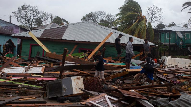 Vecinos del área del puerto buscan rescatar material y pertenencias personales entre los escombros después de que el huracán Iota azotara con fuertes vientos el 17 de noviembre de 2020 en Puerto Cabezas, Nicaragua. (Foto de Maynor Valenzuela / Getty Images)