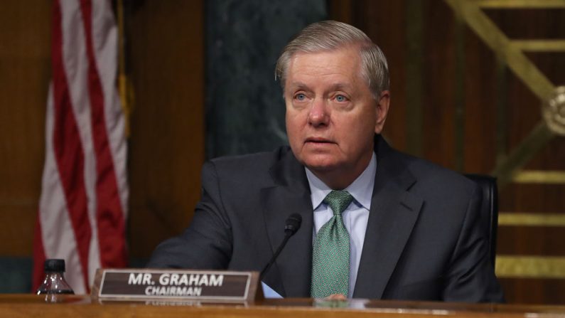 El presidente del Comité Judicial del Senado, Lindsey Graham (R-SC), llega a una audiencia de nominación judicial en el edificio de oficinas del Senado de Dirksen en el Capitolio el 18 de noviembre de 2020 en Washington, DC. (Chip Somodevilla/Getty Images)