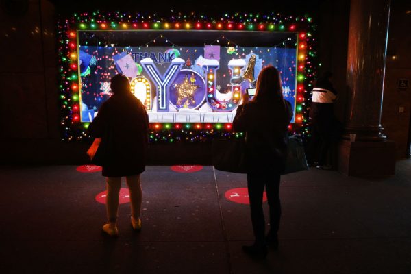La gente mira las ventanas navideñas recientemente reveladas de Macy's Herald Square el 19 de noviembre de 2020 en la ciudad de Nueva York (EE.UU.). (Foto de Spencer Platt / Getty Images)