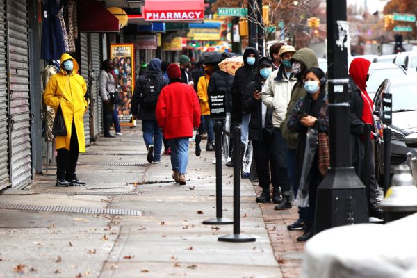 La gente espera en la fila para ingresar a CityMD en el vecindario Flatbush de Brooklyn el 23 de noviembre de 2020 en la ciudad de Nueva York (EE.UU.). (Foto de Michael M. Santiago / Getty Images)