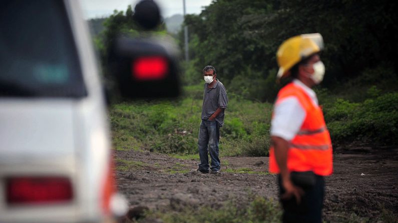 Un conductor de ambulancia y otro hombre se encuentran cerca de la Carretera Panamericana en Chonco, Chinandega, a unos 150 km de Managua (Nicaragua), el 8 de septiembre de 2012. (Foto de archivo de HECTOR RETAMAL / AFP / Getty Images)
