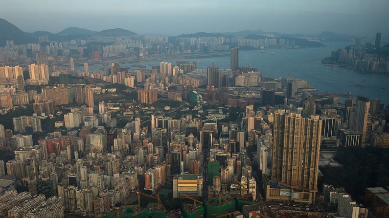 Una vista general desde una plataforma de observación en Kowloon de los edificios de gran altura en la isla de Hong Kong el 15 de noviembre de 2013. (ANTHONY WALLACE/AFP a través de Getty Images)
