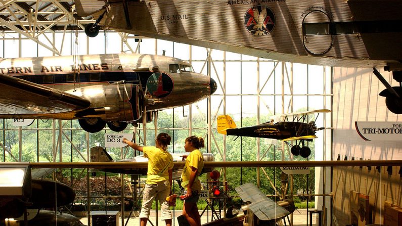 Los turistas miran un avión comercial en el Museo Nacional del Aire y del Espacio del Smithsonian el 9 de junio de 2003 en Washington, DC. (Foto de Stefan Zaklin / Getty Images)