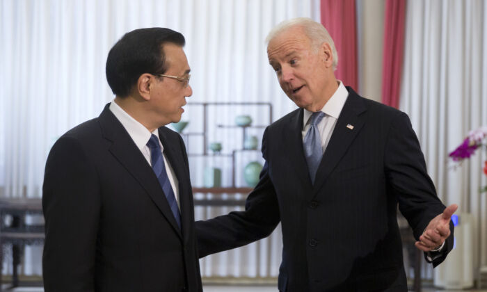 El vicepresidente de Estados Unidos, Joe Biden, conversa con el primer ministro chino Li Keqiang en el complejo diplomático de Zhongnanhai en Beijing, China, el 5 de diciembre de 2013. (ANDY WONG/AFP a través de Getty Images)