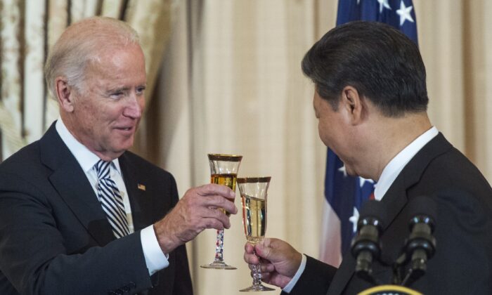 El entonces vicepresidente de Estados Unidos, Joe Biden, y el líder chino Xi Jinping, brindan durante un almuerzo de estado en honor a China, organizado por el secretario de Estado de Estados Unidos, John Kerry, en Washington, D.C. el 25 de septiembre de 2015. (PAUL J. RICHARDS/AFP vía Getty Images)