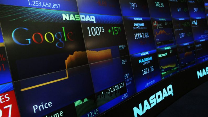 El precio de las acciones de Google aparece en el NASDAQ Marketsite, justo antes del cierre de los mercados, el 19 de agosto de 2004, en la ciudad de Nueva York. (Chris Hondros/Getty Images)