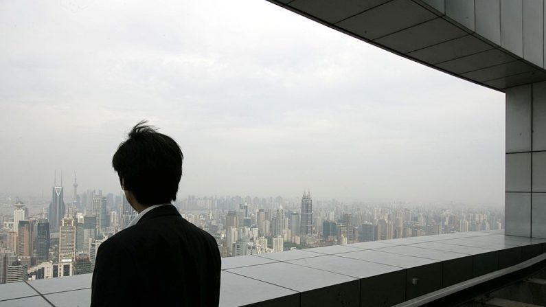 Un hombre ve los rascacielos en el horizonte del Área Financiera de Lujiazui desde el techo de un edificio el 15 de mayo de 2006 en Shanghai, China. (China Photos/Getty Images)
