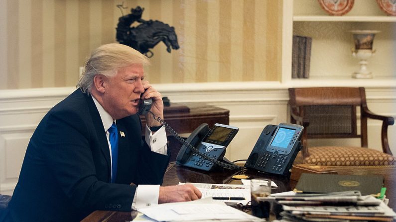 El presidente Donald Trump habla por teléfono con el primer ministro australiano Malcolm Turnbull en la Oficina Oval de la Casa Blanca en Washington, DC, el 28 de enero de 2017. (Drew Angerer/Getty Images)
