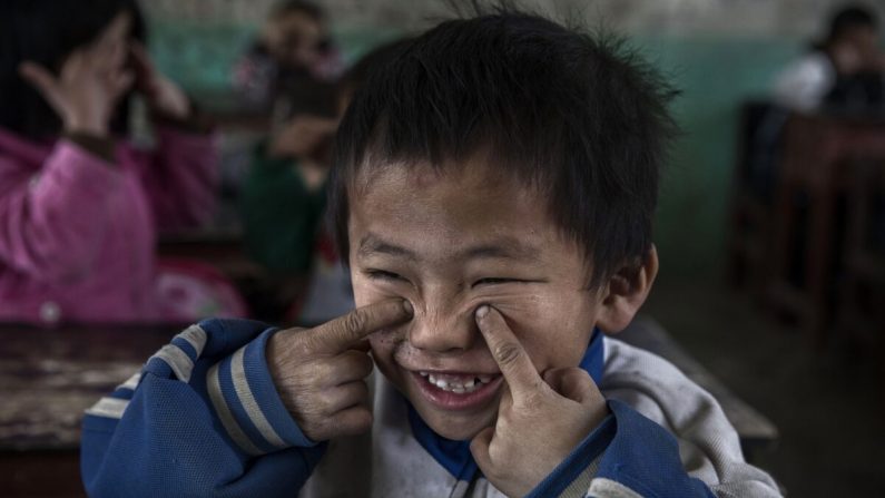 Luo Lie, de cinco años de edad, hace ejercicios oculares con sus compañeros de clase en una escuela local de Anshun, en la provincia de Guizhou, en el suroeste de China, el 16 de diciembre de 2016. (Kevin Frayer/Getty Images)
