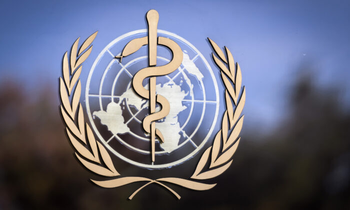 El logotipo de la Organización Mundial de la Salud (OMS) aparece en la fachada de la sede de la OMS en Ginebra (Suiza) el 24 de octubre de 2017. (Fabrice Coffrini/ Getty Images)