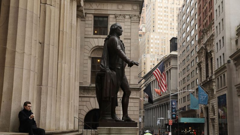 Un estatua de George Washington en Wall Street, frente a la Bolsa de Nueva York (NYSE), Estados Unidos. Imagen de archivo del 4 de diciembre de 2017. (Spencer Platt/Getty Images)