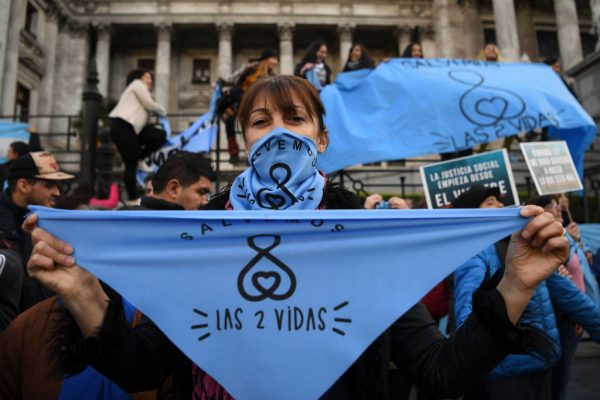 Los opositores a la legalización del aborto realizan una manifestación frente al Congreso argentino en Buenos Aires, el 03 de julio de 2018. (Foto de EITAN ABRAMOVICH / AFP a través de Getty Images)