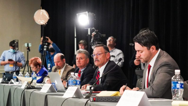 Los abogados del presidente Donald Trump y varios miembros de la legislatura de Arizona celebran una audiencia pública sobre la integridad de las elecciones en Phoenix el 30 de noviembre de 2020. (Mei Lee/The Epoch Times)