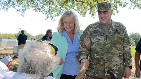 Esposa del General Milley revive a un veterano que se desplomó en Arlington el Día de los Veteranos