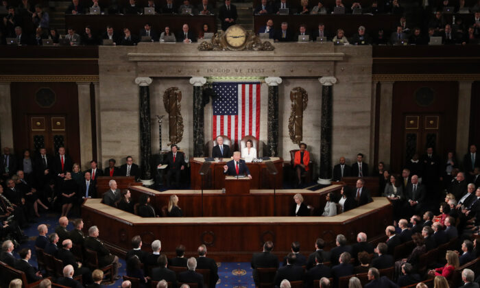 El presidente Donald Trump pronuncia el discurso sobre el Estado de la Unión en la cámara de la Cámara de Representantes de EE.UU. en Washington el 4 de febrero de 2020. Tras él se encuentran la representante de la Cámara de Representantes Nancy Pelosi (D-CA) y el vicepresidente Mike Pence. (Mark Wilson/Getty Images)