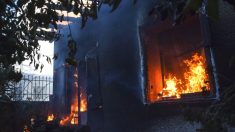 Policía que responde a reporte de incendio encuentra su casa en llamas y rescata a toda su familia
