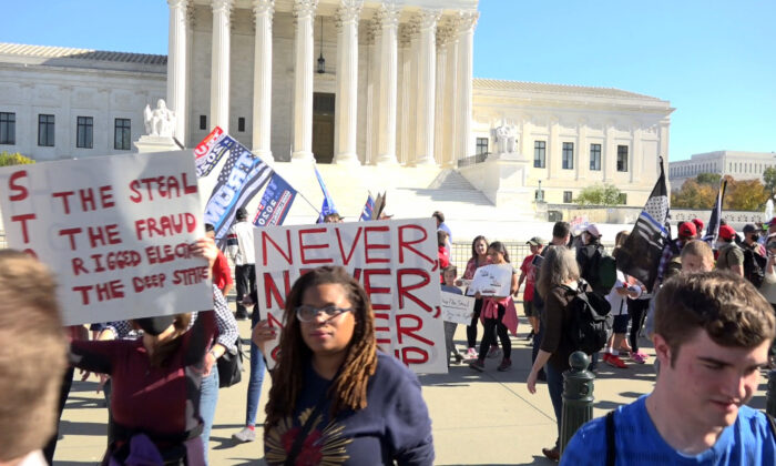 Una manifestación frente a la Corte Suprema de Estados Unidos pidiendo "Detener el robo" de las elecciones presidenciales, en Washington, el 7 de noviembre de 2020. (Wu Wei, The Epoch Times)