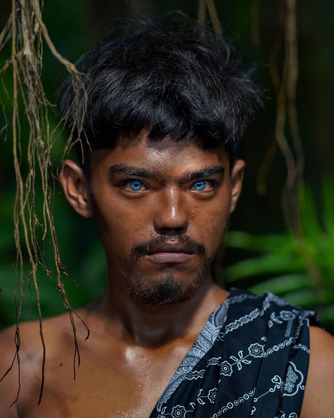 Tribu de Indonesia llena de gente con impresionantes ojos azules lo sorprenderá tribu The