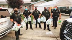 Policías de California ayudan a anciano con comida tras enterarse que su hijo está en el hospital