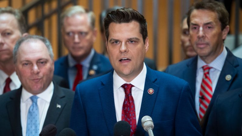 El representante Matt Gaetz (R-Fla.) (C), y otros miembros republicanos de la Cámara en el Capitol Visitor Center el 23 de octubre de 2019. (Tom Williams/CQ-Roll Call, Inc a través de Getty Images)